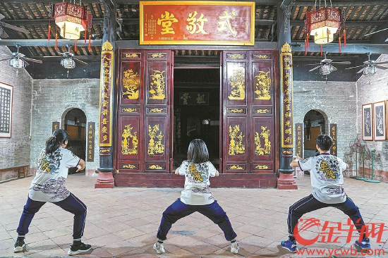 7日晚,车陂村内的晴川苏公祠,少年们在祠堂里练舞狮的基本功:扎马步