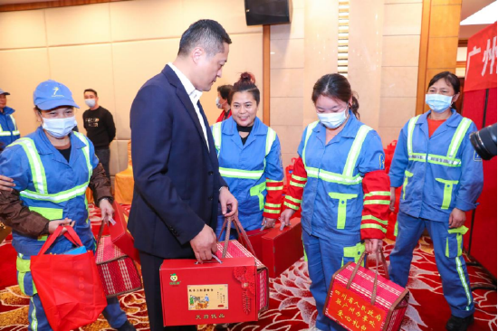 王主任为环卫工人发放慰问礼包