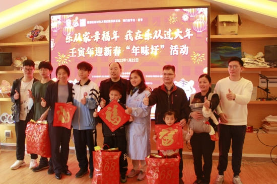 获得福袋的职工们很开心