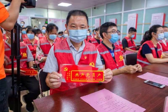 黄埔区黄埔街道为居住地党员发放“共产党员户”门牌。