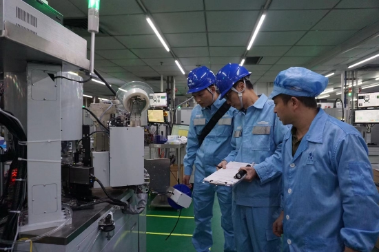 南方电网广东佛山禅城供电局工作人员到企业电子设备生产流水线进行用电检查。