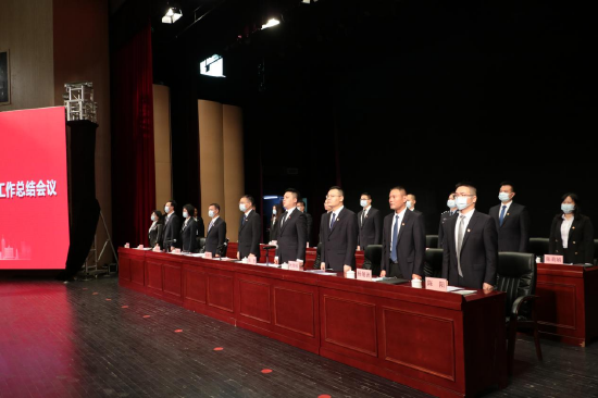 (会议在庄严的国歌声中拉开序幕)
