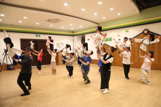 国家级非遗传承人崔克勤老师“教演员木偶表演技艺