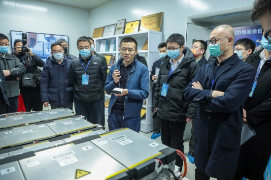 专家学者参观新能源电池企业