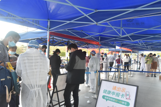 门诊部前的市民队伍