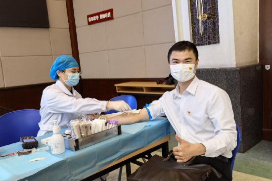 党员律师梁兆泉献血中