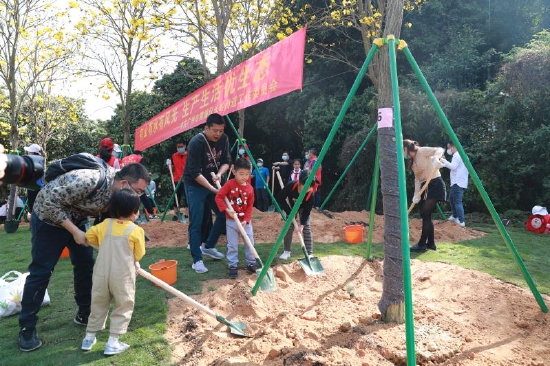 在黄埔区长岭街道长平社区,100多名党员和群众参加“古树名木齐保护 植树爱绿美家园”主题党日活动。李剑锋 摄