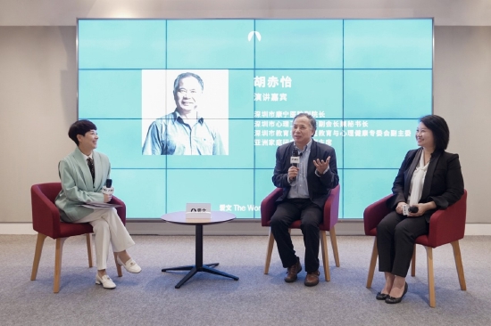 从左至右分别为:深圳爱文学校高级顾问邬晓莉、深圳市康宁医院副院长胡赤怡、儿童教育营地创始人肖璐
