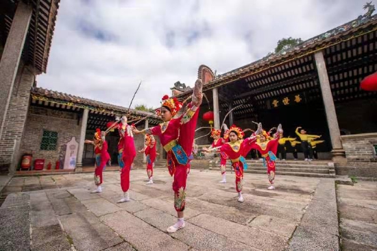 学习粤剧的孩童们在莲塘村古祠堂里练功。摄影 廖志远