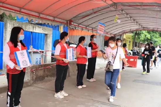 西樵中心小学教师在现场开展志愿服务。