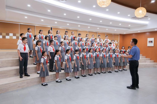 子依参加实小合唱团排练活动