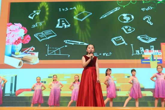 子依参加表演活动
