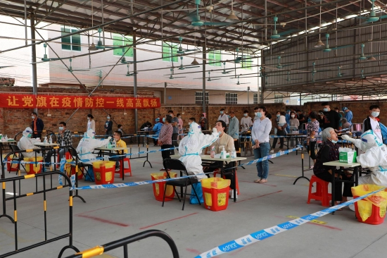 上图：白云区人和镇汉塘村核酸检测点现场-周翼摄