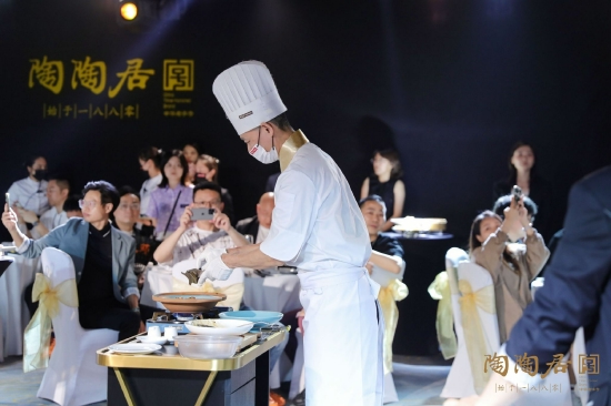 陶陶居大厨团队现场为嘉宾烹制第一道菜式,黑松露金蚝扇鸡煲。