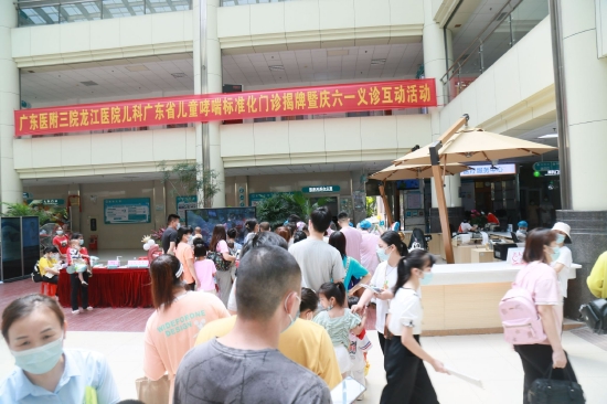义诊活动现场人潮涌涌