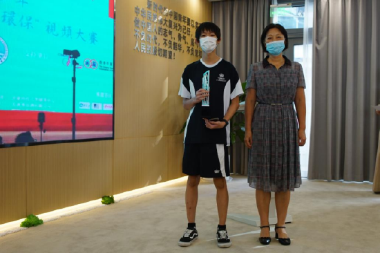 南沙区科技局三级调研员单红为亚军获奖同学颁奖