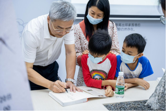 陈建华教授给获赠书籍观众签名