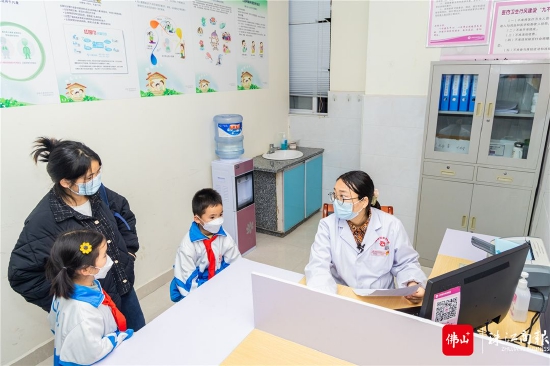 佛山市妇幼保健院儿科主治医师徐艳军正在三穗县妇幼保健院内为患者诊断。