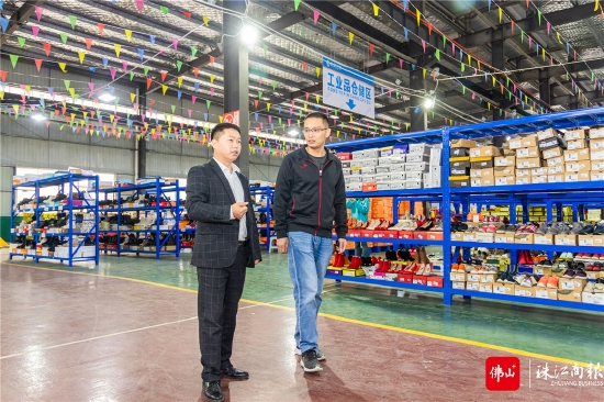 三穗县电商一体化仓储物流中心负责人正在向顺德区驻三穗县工作组干部、三穗县人民政府办公室挂职副主任严景联介绍运营情况。