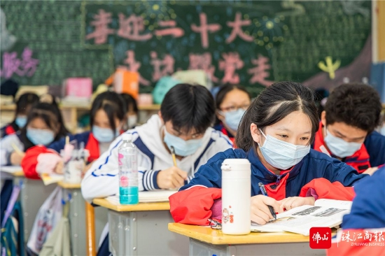 剑河民族中学高三年级学生正在课室内自习。