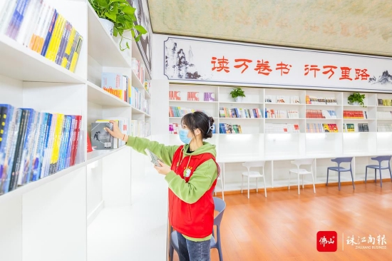 万卷书屋工作人员正在整理图书。