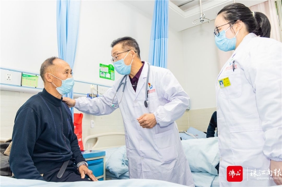 南方医科大学顺德医院主任医师、医学博士吴焱贤正在三穗县人民医院病房内查看患者康复情况。