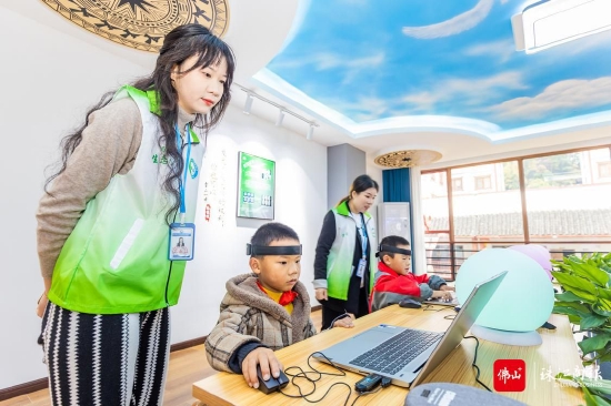 雷山县生态家教研学旅行中心志愿者正在为训练区小朋友们提供指导。
