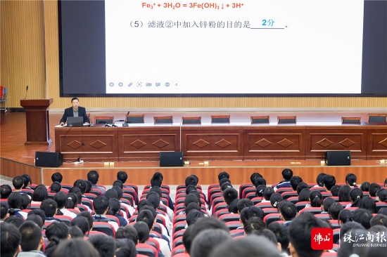 顺德支教教师孙垂鑫正在为三穗县民族高级中学学生开讲座。