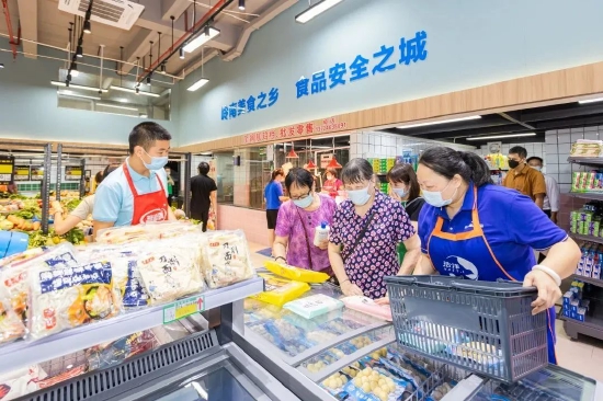 2022年6月30日，大良新基市场经过升级改造后开业，市民正在选购食材。