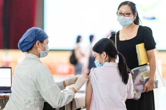 2022年9月23日，顺德区初一适龄女生HPV疫苗免费接种工作正式启动，首针免费HPV疫苗在大良梁开初级中学顺利“开打”，图为初一适龄女生在家长的陪同下接种HPV疫苗。