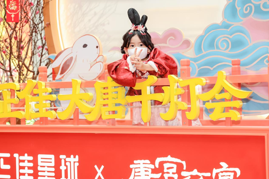 正佳希望通过“正佳大唐千灯会”,给市民带来幸福感和快乐。