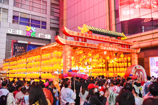 全场上千盏花灯,点亮整个春节假期。
