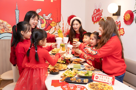 亲子家庭相聚在广州美林必胜客餐厅,品尝新春“胜”宴