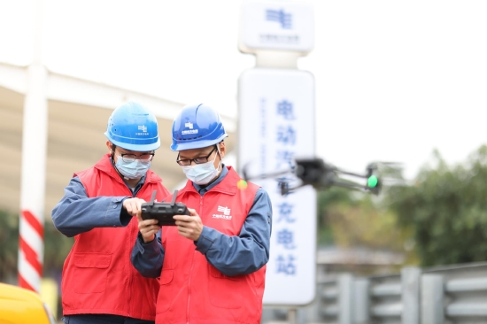 南方电网广东肇庆高要供电局金渡供电所运维人员正在使用无人机对高速公路充电桩涉及线路进行无人机巡视。
