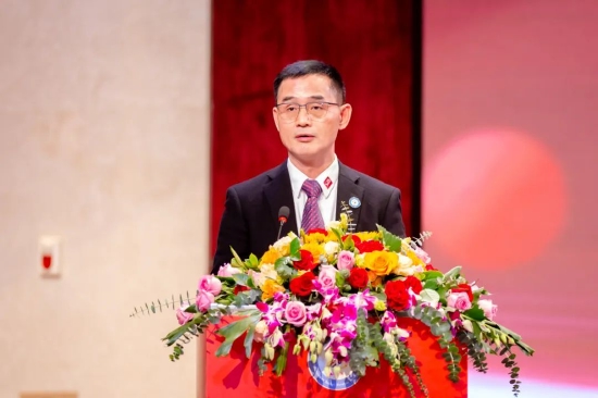 市新阶联会长周俊雄宣读2022年度市新阶联优秀活动组、优秀会员和“会员之家”名单