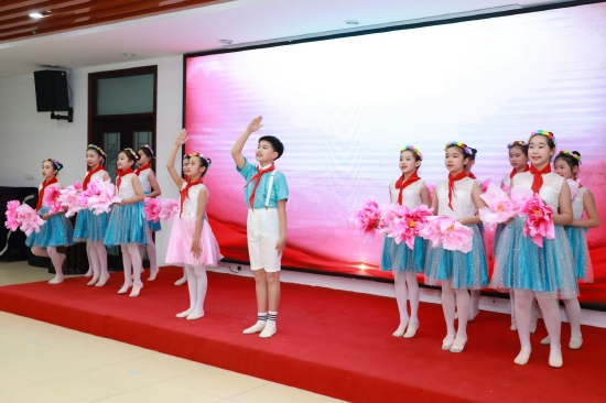 东山实验小学学生进行舞蹈表演:《成长在祖国的怀抱中》