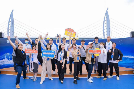 自媒体大V最后一站在港珠澳大桥下合影
