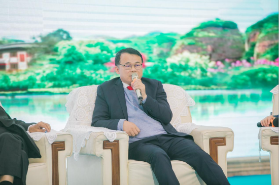 广东鸿艺集团董事局主席、中国·客天下创始人蔡鸿文结合文旅产业发展趋势,针对客天下未来发展,以及如何做好服务、做好配套设施、成功创建国家旅游度假区,为家乡梅州乃至全国文旅行业的高质量发展做出贡献提出构想。