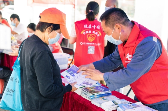南方电网广东江门新会供电局联动当地公安部门、社区居委会开展“电网安好,生活美好”电力设施保护宣传月活动。(苏悦欣 摄)