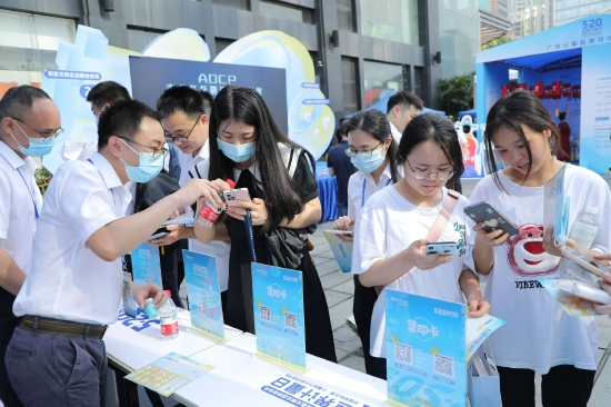 图2：南方电网广东广州供电局工作人员面向市民开展计量科普知识宣传。