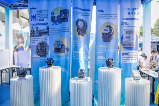 图3：现场展出了五只从20世纪初至今不同时期的代表性电表。电表从老一代的感应式向着智能化、系统化、模块化和多元化全方位发展。