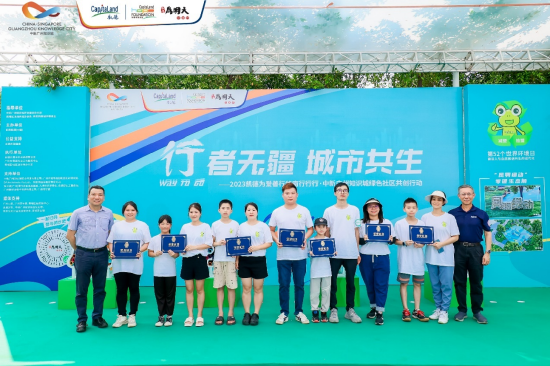 活动主办方为设计方案获奖的居民及志愿者颁发证书