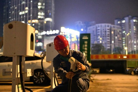 南方电网广东惠州惠城供电局运维人员对充电桩进行安全检查，确保充电桩正常运行 （陈凌 摄）