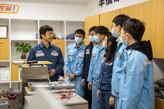 李正强在工作室内为新员工介绍局的职工创新开展情况。（陆志文 摄）
