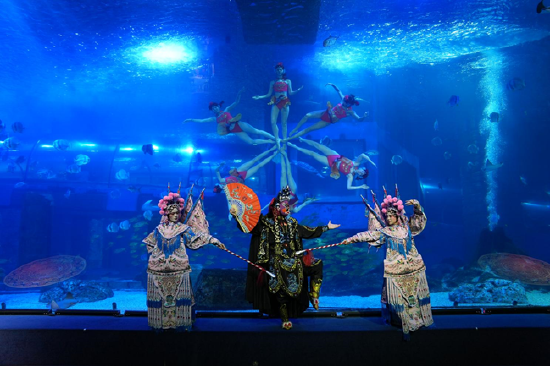 正佳极地海洋世界推出广州首个在海底演绎的川剧变脸表演——《海底中国戏》。