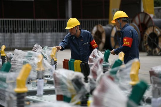 7月27日,南方电网广东汕头供电局供应链服务中心启动24小时应急值班,全力当好物资供应的“粮草官”。