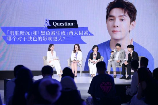 李佳琦在会上向嘉宾们提出美白相关疑问