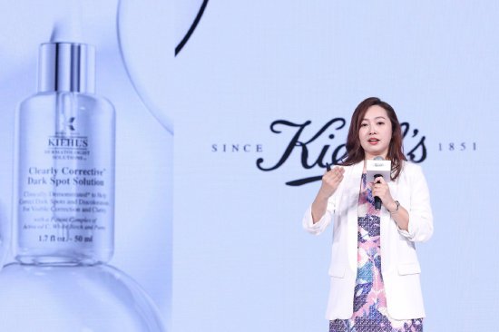 欧莱雅中国研发和创新中心护肤品开发实验室总监许宫绮女士在会上分享Kiehl‘s科颜氏安白瓶淡斑精华的配方科技
