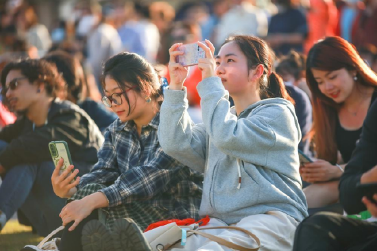 观众在草地欣赏音乐节演出