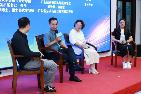 活动现场,聚焦家庭美育的理念与选择、学校美育的现状与趋势、校外美育的形式与策略进行了专家研讨交流
